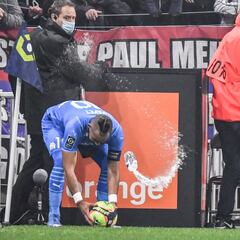 Dimitri Payet recibe un botellazo durante el partido contra el Lyon