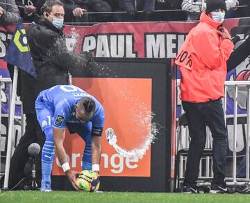 Dimitri Payet recibe un botellazo durante el partido contra el Lyon