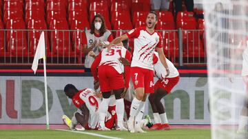 Los jugadores del Almería, celebrando un gol en el Mediterráneo.