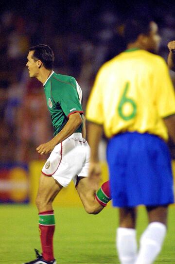 La Copa América le ha dado varios momentos de alegría a México, uno de ellos fue en 2001. En su debut, la escuadra azteca venció 2-1 a Brasil con un gol de Jared Borguetti apenas al arranque del partido. La Selección Mexicana llegó hasta la Final y la perdió con el anfitrión.