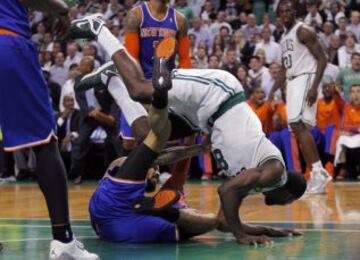 Celtics 80 - Knicks 88 (2-4). Jeff Green de los Celtics cae sobre el jugador de los New York Knicks, Tyson Chandler.