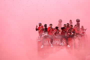 La ciudad de Liverpool volcada con el conjunto Red tras conseguir el vig¨¦simo titulo de liga de su historia.