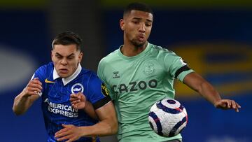 BRIGHTON, ENGLAND - APRIL 12: Leandro Trossard of Brighton and Hove Albion battles for possession with Mason Holgate of Everton during the Premier League match between Brighton & Hove Albion and Everton at American Express Community Stadium on April