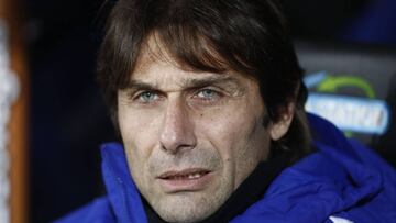 Chelsea's Italian head coach Antonio Conte waits for kick off of the English FA Cup third round football match between Norwich City and Chelsea at Carrow Road in Norwich, north east England on January 6, 2018. / AFP PHOTO / Adrian DENNIS / RESTRICTED