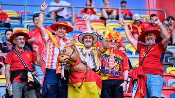 El buen juego de Espa?a en la Eurocopa est¨¢ haciendo las delicias de los aficionados, tanto los que est¨¢n en casa como los que se han desplazado hasta Alemania. Sirva como ejemplo esta divertida imagen de un grupo de seguidores en las gradas del Merkur Spielarena de D¨¹sseldorf. Aficiones hay muchas; pero como la de La Roja, ninguna.