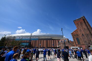 Aficionados del Everton llegan al nuevo estadio, Hill Dickinson Stadium, antes del encuentro frente al Brighton & Hove Albion.
