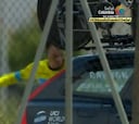 El enfado de Mas tras el pinchazo que le hizo perder el maillot de líder