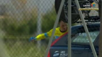 El enfado de Mas tras el pinchazo que le hizo perder el maillot de líder