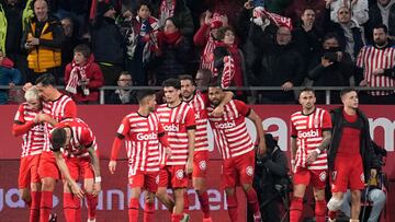GIRONA, 14/01/2023.- Los jugadores del Girona FC, celebran el gol de Yangel Herrera (3-i), durante el partido de LaLiga Santander entre el Girona FC y el Sevilla FC celebrado este sábado en el estadio municipal de Montilivi, en Girona. EFE/ David Borrat