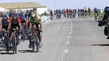 <b>MOMENTO CLAVE.</B> A 50 kilómetros de la meta en Albacete el US Postal provocó el abanico que dejó descolgados a Aitor Gonzaléz, Frigo y Valverde.