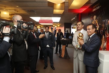 Khalid Thani A. Al Thani (Consejero de PRISA y Presidente de Ezdan Holding Group) y Mohammed Jahan A.A Al Kuwari (Embajador de Qatar en España) posan con la Copa del Mundo. 
