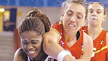 <b>SIN CONCESIÓN. </b>Marina Ferragut pelea por el balón con una rival.