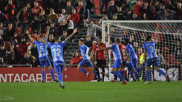 Los jugadores del M&aacute;laga celebran un gol.