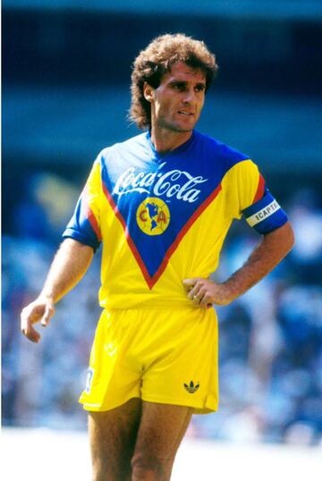 El Cabezón jugó para las Águilas en 1993 después de ser Campeón del Mundo con Argentina en 1985 y Subcampeón en 1990, a pesar de que en el balompié azteca no hizo gran cosa, para los fanáticos azulcremas siempre les traerá un buen recuerdo