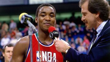 DETROIT - FEBRUARY 9:  Isiah Thomas #11 of the Eastern Conference is interviewed after winning the All-Star MVP award on February 9, 1986 at the Reunion Arena in Dallas, Texas. NOTE TO USER: User expressly acknowledges that, by downloading and or using this photograph, User is consenting to the terms and conditions of the Getty Images License agreement. Mandatory Copyright Notice: Copyright 1986 NBAE (Photo by Andrew D. Bernstein/NBAE via Getty Images) FOTOGALERIA MVP