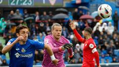 Nyland, tras atajar un disparo lejano del Getafe junto a Jaime Mata.