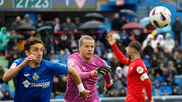 Nyland, tras atajar un disparo lejano del Getafe junto a Jaime Mata.