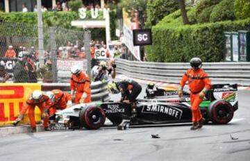 El piloto mexicano de Force India Sergio Pérez después de chocar en el circuito urbano de Mónaco.