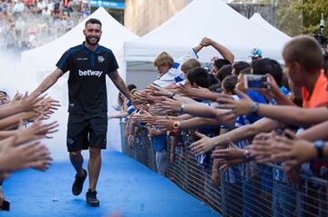 El 16 de julio de 2018, es nuevamente cedido, en esta ocasión, al Deportivo Alavés.