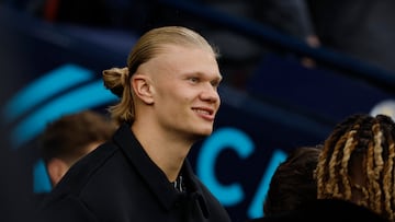 Erling Haaland, jugador del Manchester City, ve un partido desde la grada.