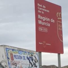 Para la moto en la señal limítrofe entre Murcia y Alicante y al mirar la carretera se da cuenta de que son dos mundos totalmente diferentes: “Ahora a cobrar impuestos”
