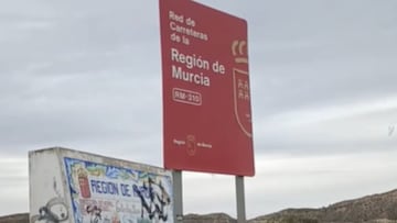 Para la moto en la señal limítrofe entre Murcia y Alicante y al mirar la carretera se da cuenta de que son dos mundos totalmente diferentes: “Ahora a cobrar impuestos”