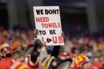Unos aficionados de los Chiefs llevan un cartel en el que nos explican que no necesitan toallas para sonar alto.