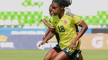 MEX6648. LEÓN (MÉXICO), 18/02/2023.- Linda Caicedo (frente) de Colombia disputa un balón con Chinwen Alozie (atrás) de NigerIa, durante un partido por la Womens Revelations Cup hoy, en el estadio León, en Guanajuato (México). EFE/Luis Ramírez
