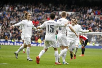 Cristiano Ronaldo le deja el balón al jugador alemán que se revuelve en el área y bate a Gorka Iraizoz.