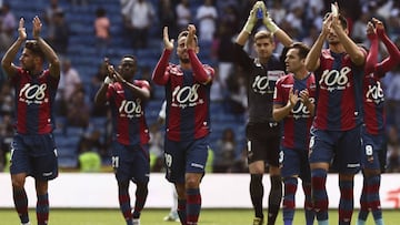 Los Jugadores del Levante se despiden tras finalizar el partido contra el Real Madrid correspondiente a la tercera jornada de La Liga Santander disputado hoy en el estadio Santiago Bernabéu.