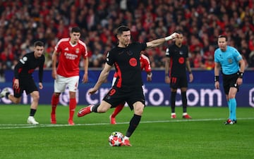 1-1. Robert Lewandowski, con su habitual paradi?a, manda el baln al palo izquierdo de Anatolii Trubin enga?ando al guardameta del Benfica que se tira al lado contrario.