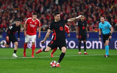 1-1. Robert Lewandowski, con su habitual paradiña, manda el balón al palo izquierdo de Anatolii Trubin engañando al guardameta del Benfica que se tira al lado contrario.