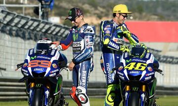 Lorenzo llegó a MotoGP en 2008  de la mano de Yamaha, para compartir box con Rossi y con la firme intención de medirse con él de tú a tú desde el primer día. El italiano mandó levantar un muro en su box para separar claramente el área de trabajo de ambos, con la excusa de que llevaban neumáticos diferentes, y lo mantuvo en 2009 cuando ambos ya llevaban los Bridgestone. Tuvieron peleas increíbles en la pista y fuera de ella, compartiendo el equipo oficial Yamaha en dos épocas diferentes. Se llevaban mal, se llegaron a acusar de espionaje y Rossi no dudó en llamar payaso a Lorenzo y en decirle a su fábrica que eligiera entre uno de los dos. Eso hizo que El Doctor eligiera irse a Ducati y en su regreso a Yamaha tras dos años negros, agradeció públicamente que Lorenzo hubiera sido de los pocos que no hizo sangre con él por su fiasco vestido de rojo. Su relación fue mejor que nunca hasta el desenlace del título de 2015, que le ganó Lorenzo a Rossi, según éste, porque al mallorquín le había ayudado Márquez en un claro ‘biscotto’ (amaño) de los españoles contra él.