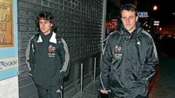 <b>EL EQUIPO YA VISTE CON ADIDAS</b> El Zaragoza ya lució ayer sus nuevas equipaciones de la firma Adidas, cuya indumentaria de juego estrenará esta noche en La Romareda. En la imagen, César y Aimar, ayer a la llegada al hotel Zentro, cuartel general del equipo en los partidos de casa.