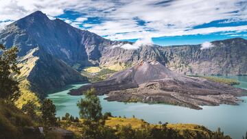 Muere una turista brasileña al caer dentro de un volcán activo en Indonesia: perdió el equilibrio y se precipitó 600 metros
