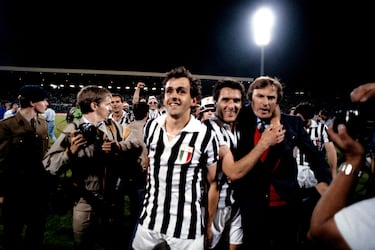 La fama de Michel Platini recorrió la Europa futbolística mediada la década de los 70 hasta 1987, el año en que colgó las botas en las filas de la Juventus de Turín. Pero a finales de la década de los 70, su futuro estuvo a punto de cambiar de destino. En 1977, el Valencia contrató a Marcel Domingo como nuevo entrenador, que empezó a filtrar un presunto interés por los servicios del joven atacante galo. Así, el entrenador, junto con Pasieguito, entonces secretario técnico del club, y Manolo Mestre, viajaron hasta Nancy para entablar las primeras tomas de contacto para pasar a una posible negociación. La idea del Valencia era unir al joven talento francés junto con Mario Kempes. La primera toma de contacto fue negativa para los intereses valencianistas, ya que el Nancy exigió unas elevadas condiciones económicas, aunque el jugador estaba plenamente de acuerdo. Las negociaciones avanzaban, aunque los clubes pretendientes aumentaban conforme iban pasando los días: Barcelona, Inter de Milán, Juventus… La Prensa española aseguraba que el fichaje sería cuestión de horas. Pero la negociación se truncó. Sin embargo, mediada la temporada se volvieron a retomar las mismas con vistas a un posible fichaje en el verano de 1978. Pero el punto anecdótico de la historia la pone el Levante. El club granota organizó un triangular con la presencia del Nacional de Montevideo… y del Nancy francés, el equipo donde jugaba Platini, e hizo firmar una cláusula al conjunto galo por la cual, el único partido que podría jugar el centrocampista en territorio español era, precisamente, el perteneciente a dicho triangular. La directiva valencianista se lo tomó como un desagravio, pero la imagen de Platini posando con falleras fue todo un clamor en Valencia. Al año siguiente, con Platini ya casado, el Valencia vuelve a la carga, pero el Nancy decide esperar a que finalice el Mundial de Argentina-1978 para calibrar sus opciones. La buena actuación personal de Platini le abre nuevos mercados. A los ya conocidos se le suman dos equipos ingleses, mejor dicho, londinenses y rivales: el Tottenham Hotspur y el Arsenal. Christelle, la mujer de Platini, le convence y deciden dar plantón al Valencia y probar la aventura inglesa. El problema llega cuando el jugador estudia los calendarios y repara que tiene que jugar en fechas navideñas. Decide no aceptar ninguna oferta del fútbol inglés, continua en el Nancy y firma un precontrato con el Inter de Milán. En 1979 cambiará el Nancy por el Saint-Etienne, donde estará hasta 1982, año en que estampará su firma como nuevo jugador de la Juventus. ¿El Inter? Cuando la Juve le preguntó si iban a contratar a la estrella francesa, el equipo milanés respondió que ya no estaba interesado en él…