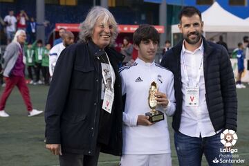 José Mercé y David Albelda le dan el trofeo de máximo realizador a Carlos Sánchez, del Real Madrid.