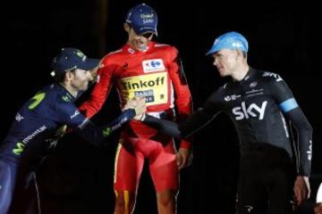 El ciclista del equipo Tinkoff Saxo, Alberto Contador que se ha proclamado el vencedor de la Vuelta Ciclista a España 2014, saluda al tercer clasificado, el murciano del equipo Movistar, Alejandro Valverde, y al segundo clasificado, el británico del equipo Sky, Christopher Froome, en una etapa con una contrareloj individual, con una distancia de 9,7 kilómetros. 