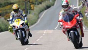 Rossi y Agostini completando el descenso que lleva a la milla 34 y su célebre Creg-Ny-Baa, un ‘garrote’ de derechas.