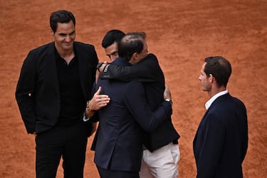 Roger Federer, Novak Djokovic y Andy Murray acompañan a Rafa Nadal durante su homenaje. 
