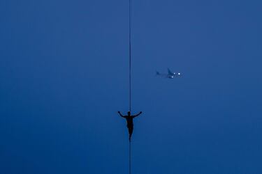 El slackliner estonio Jaan Roose camina a casi 188 metros de altura sobre una cincha en el Wilhelminapier
hasta las torres De Zalmhaven en el puente Erasmus, en Rotterdam (Países Bajos). Una actividad que no resulta en absoluto aconsejable para personas que padezcan vértigo.