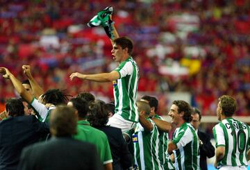 Su primer t¨ªtulo oficial lleg¨® en el Vicente Calder¨®n. Betis y Osasuna jugaron una final at¨ªpica, eran la tercera y primera final de Copa respectivamente. El Betis se impuso en la final tras un gol en la pr¨®rroga de Dani.
