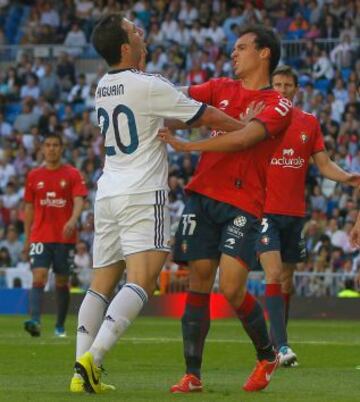 Enfrentamiento entre Gonzalo Higuaín y Unai García.