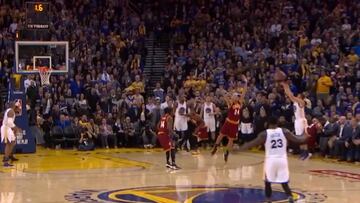 Curry lo hace todo: rebotea, la pierde y... ¡La mete!