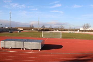 Unlike some grounds in the Second Division B, the pitch at Las Pistas has a natural playing surface