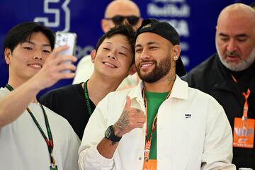 Neymar Jr. posa para una foto en el garaje de Visa Cash App RB antes del Gran Premio.