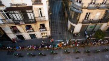 DOMINADORES. Los ciclistas del Movistar circulan en fila por la Calle Larga de Jerez de la Frontera, poco despu&eacute;s de tomar la salida en la Plaza del Mamel&oacute;n.
 