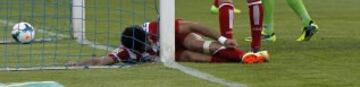 El delantero del Atlético de Madrid Diego Costa , se golpea la pierna con el poste tras marcar el segundo gol ante el Getafe