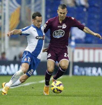 El centrocampista argentino del Deportivo de la Coruña Luis Fariña (d) con el balón ante el centrocampista del RCD Espanyol Lucas Vázquez (i), durante el partido de la novena jornada de liga de Primera División disputado esta tarde en el estadio de Cornellá-El Prat.