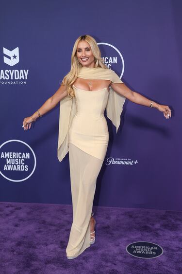 Montana Tucker posa en la alfombra roja de los American Music Awards 2025 celebrados en Las Vegas.